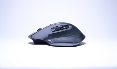 por que meu mouse fica piscando com o computador desligado